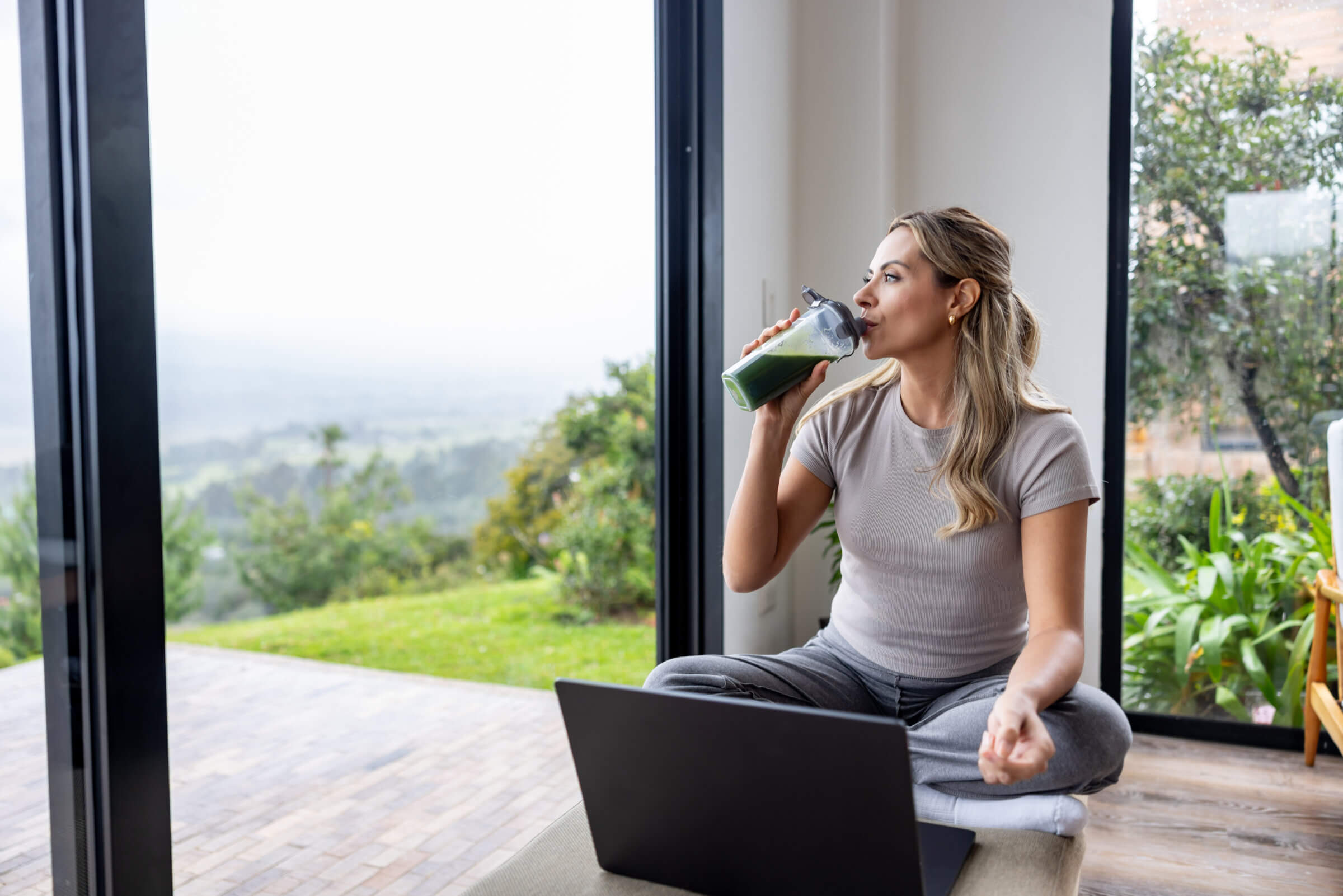 It can be easy to reach for an unhealthy snack or head out for fast food. Instead, try these quick tips that can help you squeeze healthy eating into your busy day.