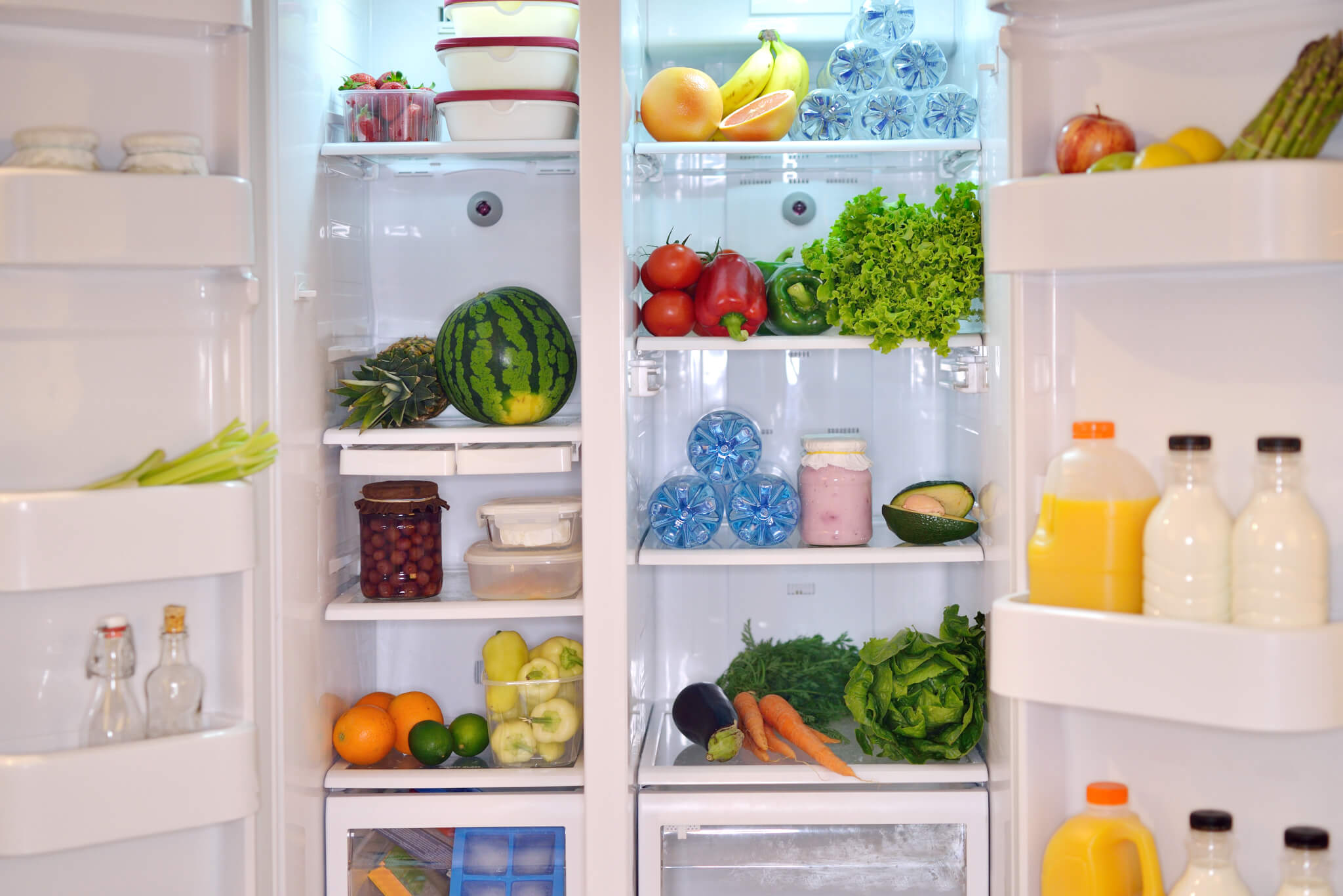 打开冰箱的门，里面装满了蔬菜、水果插画图片素材_ID:308324717-Veer图库